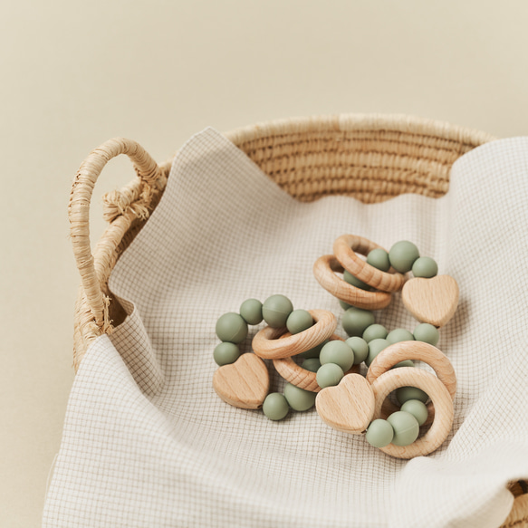 【名入れ無料！】木製歯固めリング ハート 4カラー 木製 名入れ 誕生日 ベビー 木製玩具 出産祝い ギフト ウッドトイ 8枚目の画像