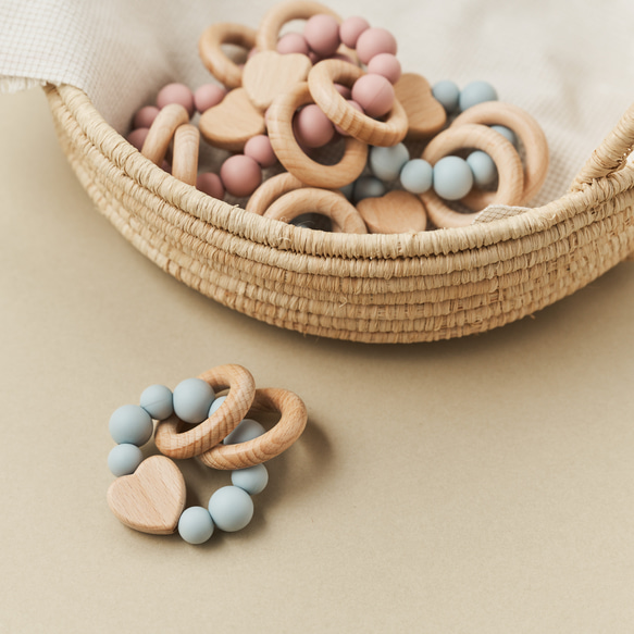 【名入れ無料！】木製歯固めリング ハート 4カラー 木製 名入れ 誕生日 ベビー 木製玩具 出産祝い ギフト ウッドトイ 12枚目の画像