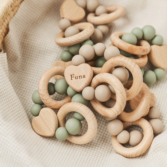 【名入れ無料！】木製歯固めリング ハート 4カラー 木製 名入れ 誕生日 ベビー 木製玩具 出産祝い ギフト ウッドトイ 7枚目の画像
