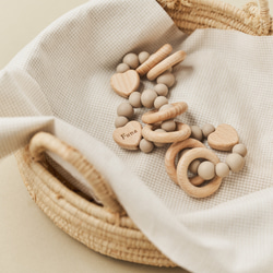 【名入れ無料！】木製歯固めリング ハート 4カラー 木製 名入れ 誕生日 ベビー 木製玩具 出産祝い ギフト ウッドトイ 6枚目の画像