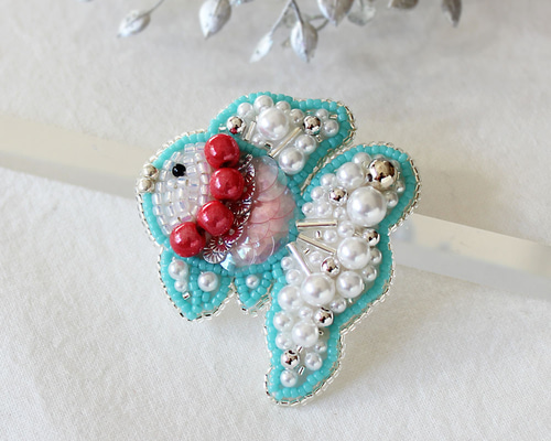 夢見る金魚 ブローチ / 水色と赤【ビーズ刺繍】 ブローチ KINO