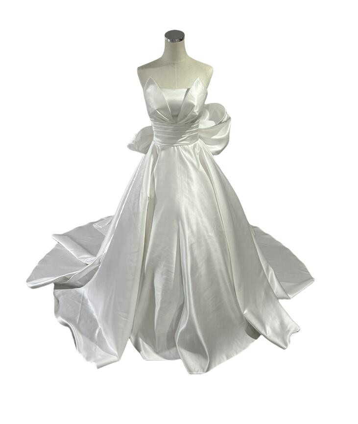 豪華！パーティードレス スリット ベアトップ オフホワイト 華やかなトレーン ふっくら柔らかなバックリボン 披露宴/結婚