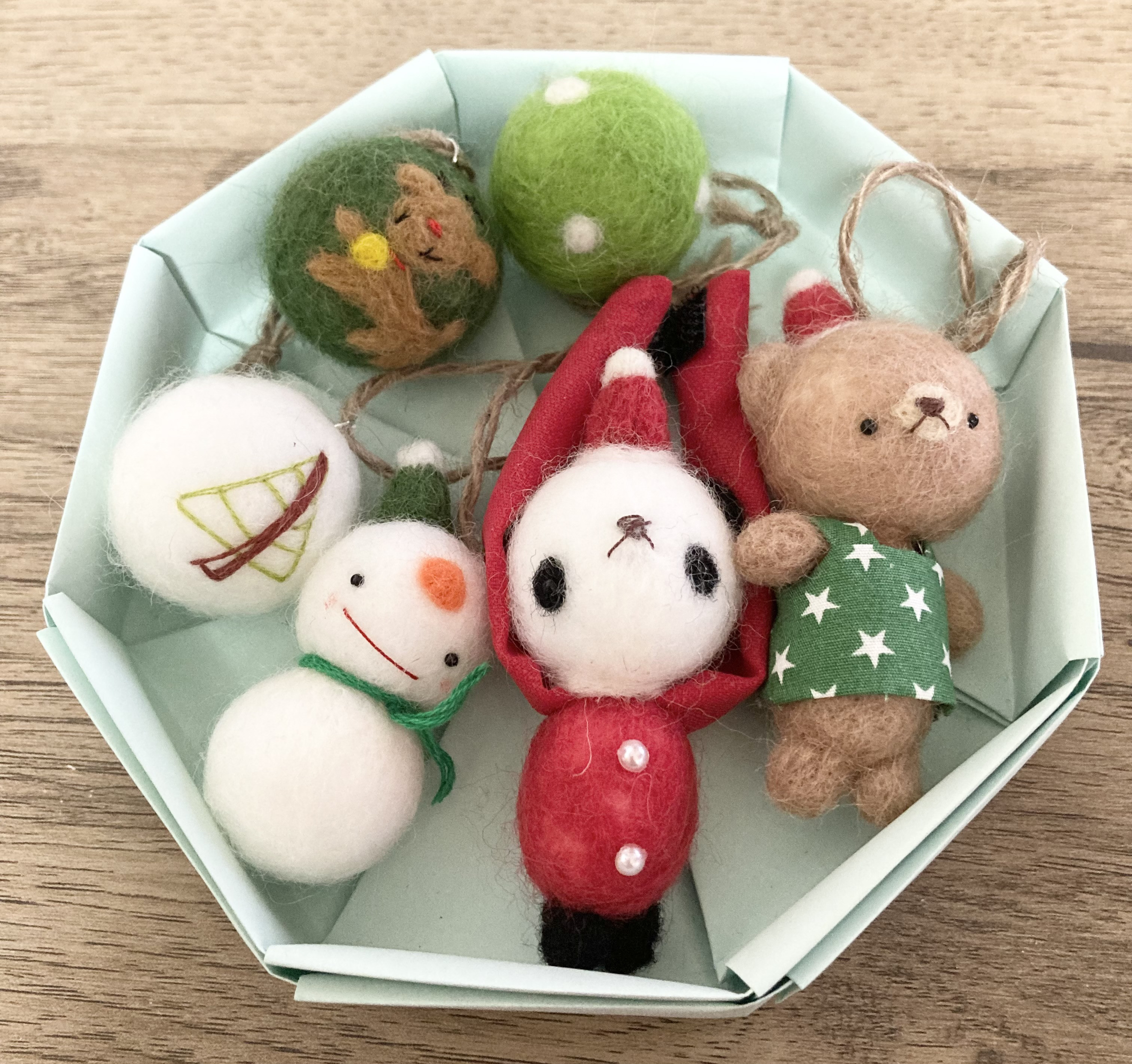 訳あり特価品】クリスマスマグネット缶(ピンク、シルバー) 羊毛