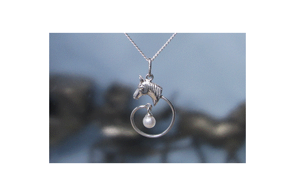 ホースヘッドと揺れるパールのペンダント（5404PNSP　5403　ch030　A22）