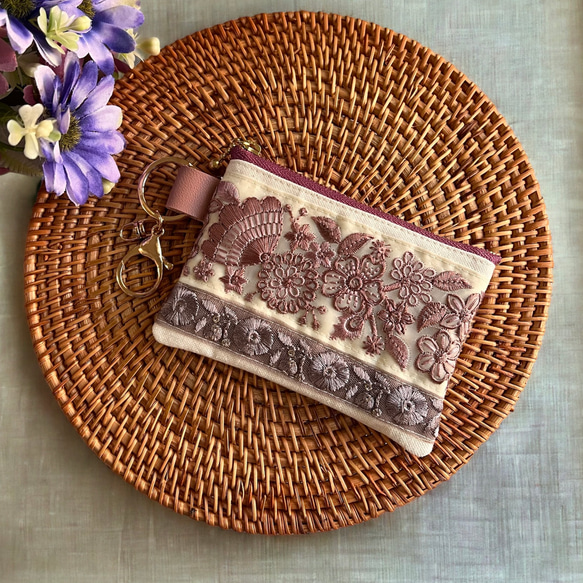 【数量限定】単色フラワー 大人デザイン◆インド刺繍×帆布◆キーホルダー付きフラットポーチ/マルチケース 1枚目の画像