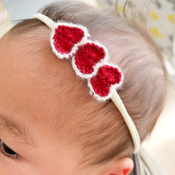 クリスマスまっかな3連ハートのベビーヘアバンド ♡ 新生児　赤ちゃん　カチューシャ　ヘッドバンド　ニューボーン 2枚目の画像