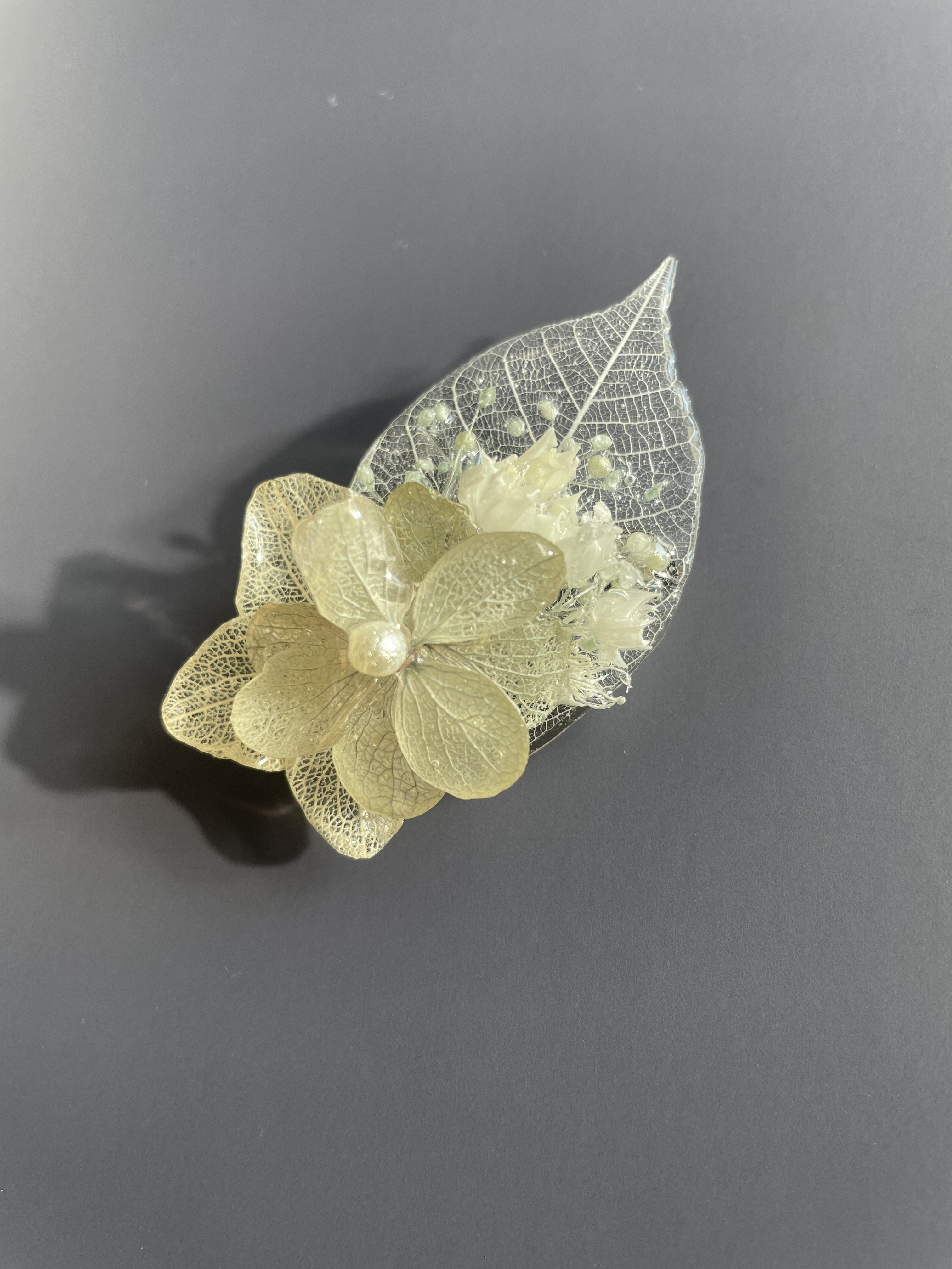 リーフと紫陽花のブローチ