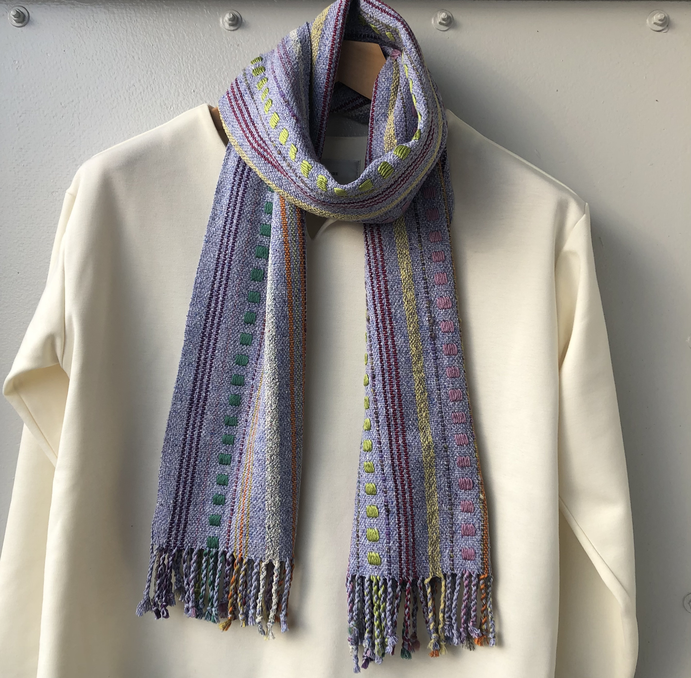 『手織り』シルクの色とりどりマフラー（ラベンダー色）