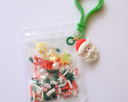 ガチャ詰め風ポーチ　キャンディーバッグキーホルダー　クリスマス　デカパ　サンタ 26df8de0aade68ce49620601adc780