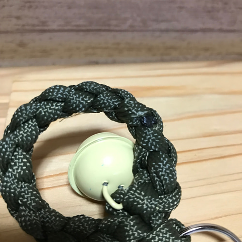 89・自転車鍵用等に鈴付きまぁるいパラコードキーホルダーハンドメイド