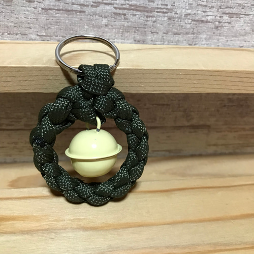 89・自転車鍵用等に鈴付きまぁるいパラコードキーホルダー