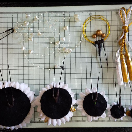 髪飾り（大）＊つまみ細工＊「煌」＊白×金＊淡水パール＊ ヘッドドレス（アクセサリー） まみや 通販｜Creema(クリーマ) 16888190