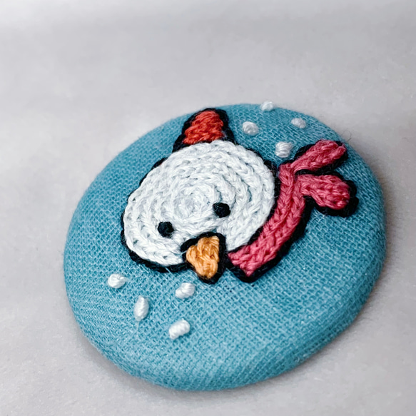 【ハンドメイド刺繍缶バッチ】雪だるまの雪降る刺繍缶バッチ☃︎♡ 2枚目の画像