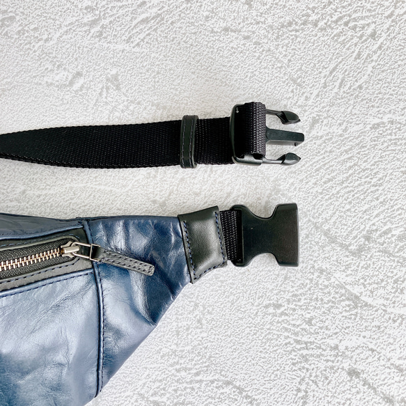 ボディバッグ　レザー　牛革　ブルー　青色　紺色 