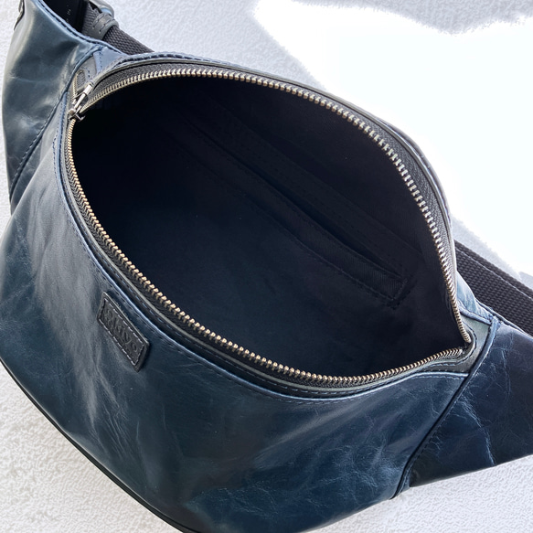 ボディバッグ　レザー　牛革　ブルー　青色　紺色 
