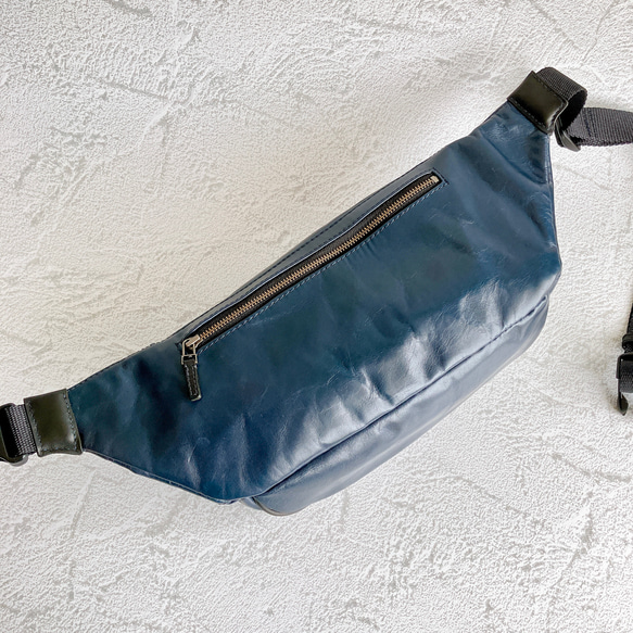 ボディバッグ　レザー　牛革　ブルー　青色　紺色 