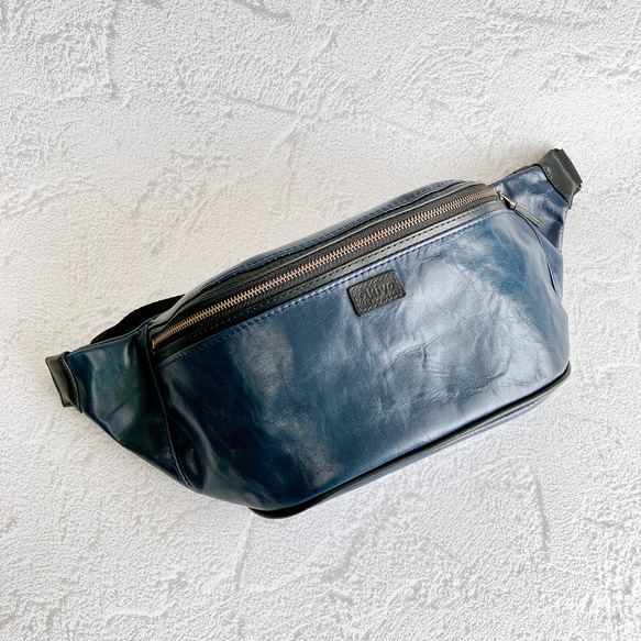 ボディバッグ　レザー　牛革　ブルー　青色　紺色 