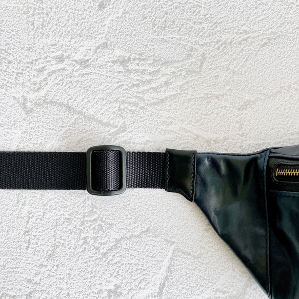 ボディバッグ　レザー　牛革　ブルー　青色　紺色 