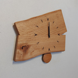 壁掛け振り子時計　【ギフト対応･名入れ可】　～クリ材･２枚合わせ･横型･V文字～ 2枚目の画像