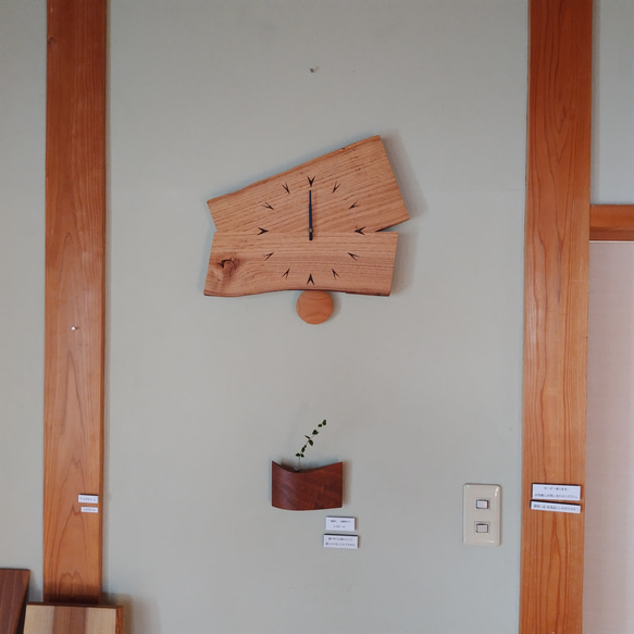 壁掛け振り子時計　【ギフト対応･名入れ可】　～クリ材･２枚合わせ･横型･V文字～ 9枚目の画像