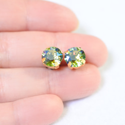 施華洛世奇稀有彩色水鑽耳環（8毫米，橄欖石藍色極光，鈦柱） 第4張的照片