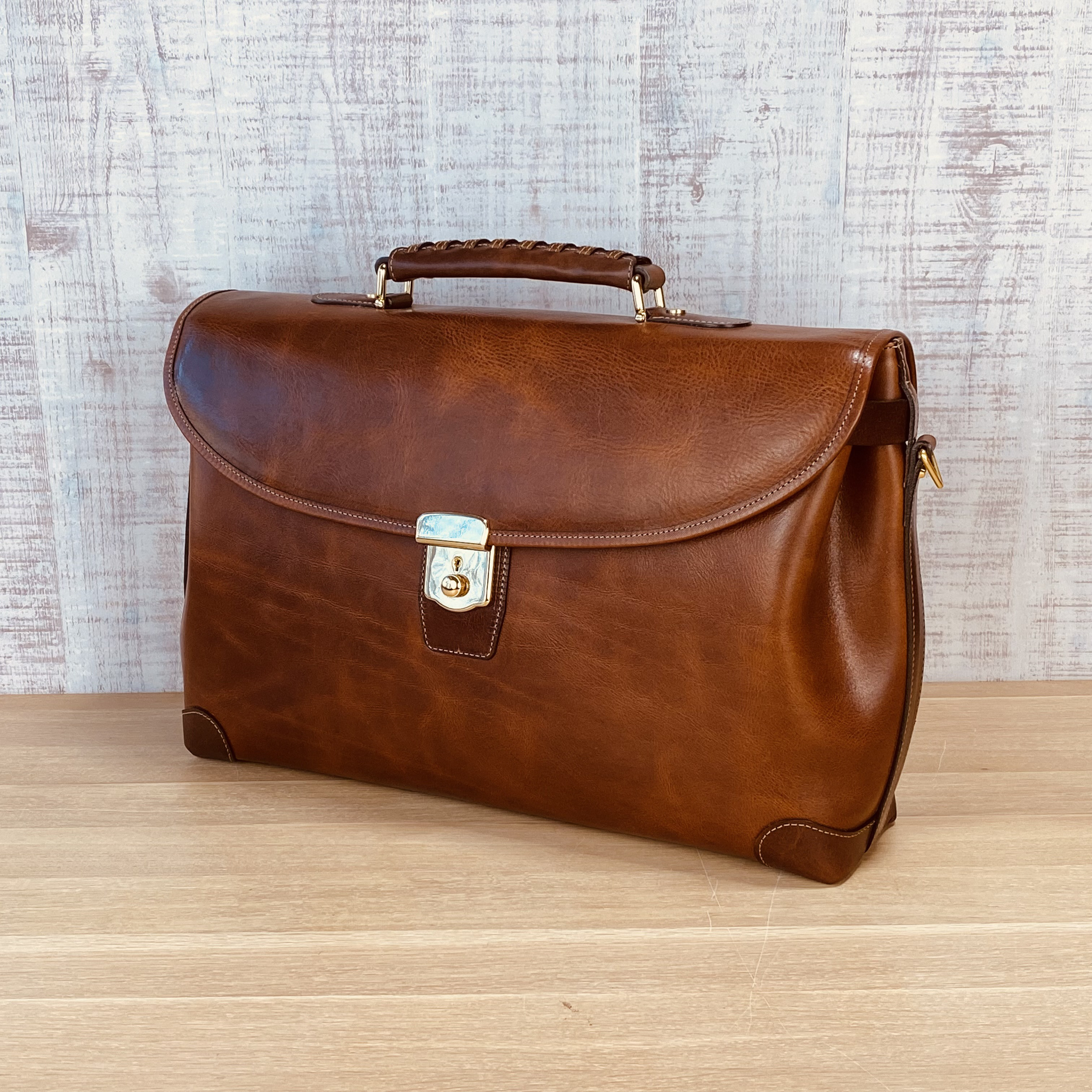 在庫一掃半額セール！！製作済み即納可！イタリア製革素材を使用、丸みを持たせた紳士用ビジネスバック (3/6)