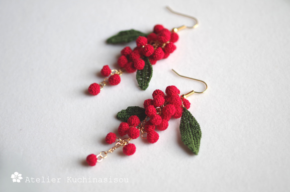 受注製作】かぎ針編みの南天のピアス〈赤〉 ピアス（フック・チェーン