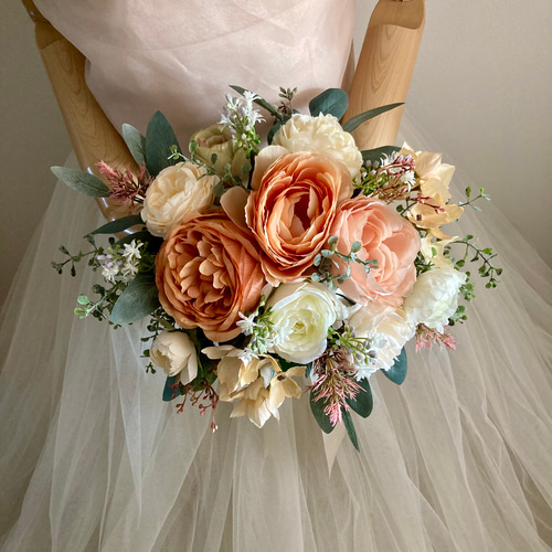 オレンジグラデーションのナチュラルクラッチブーケ、ブートニア、結婚