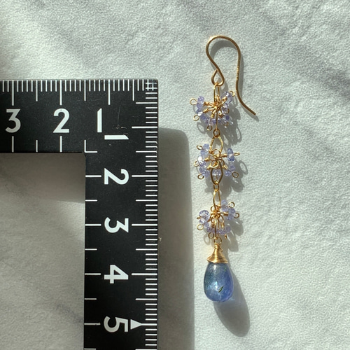 天然石　贅沢　タンザナイト＆ゾイサイト　揺れるピアス　14kgf 14kgf〉タンザナイトの一粒ピアス | iichi 日々の暮らしを心地よくする