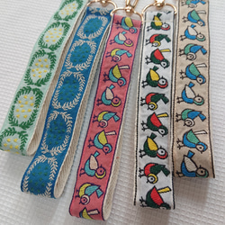 刺繍リボンのスマホハンドストラップ☆キーホルダー≪金具ゴールド≫ 1枚目の画像