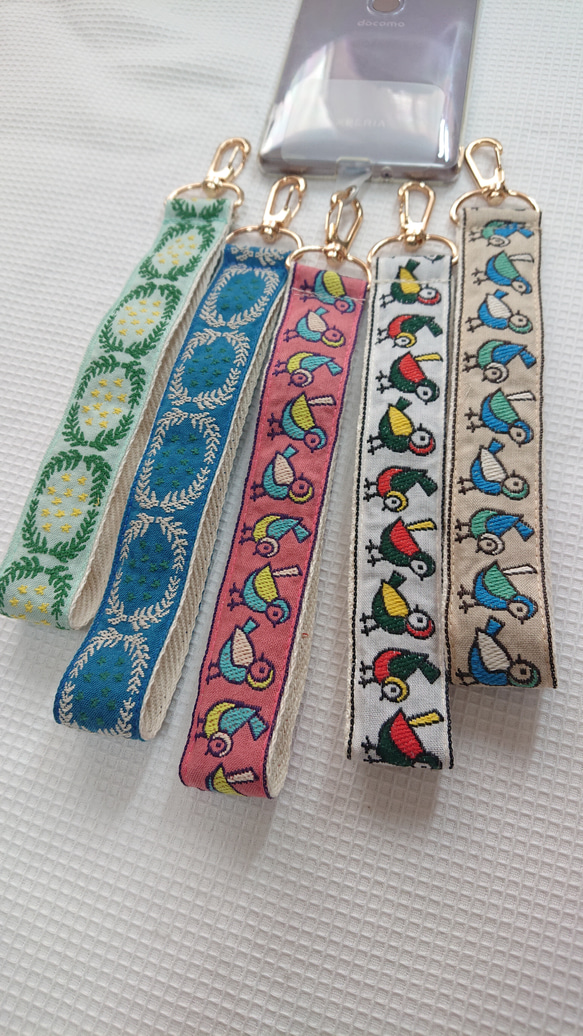 刺繍リボンのスマホハンドストラップ☆キーホルダー≪金具ゴールド≫ 1枚目の画像