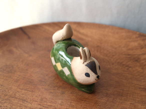 陶器で作った リスの小さな花入れ ( 緑色 ) 4枚目の画像