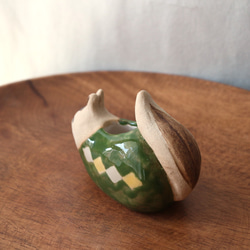 陶器で作った リスの小さな花入れ ( 緑色 ) 5枚目の画像