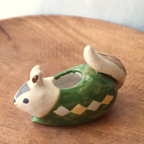 陶器で作った リスの小さな花入れ ( 緑色 ) 一輪挿し・花瓶・花器 福雪