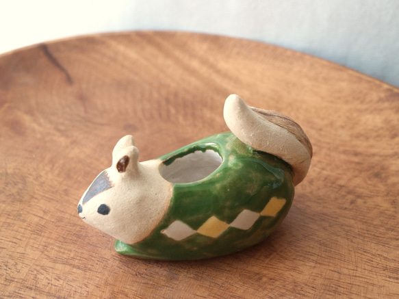 陶器で作った リスの小さな花入れ ( 緑色 ) 6枚目の画像