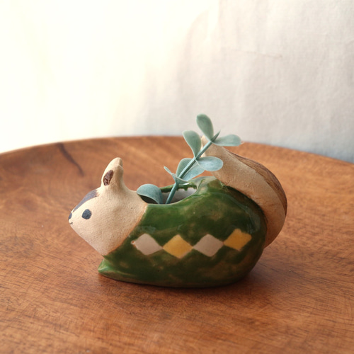 陶器で作った リスの小さな花入れ ( 緑色 ) 一輪挿し・花瓶・花器 福雪