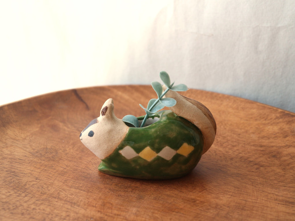 陶器で作った リスの小さな花入れ ( 緑色 ) 1枚目の画像