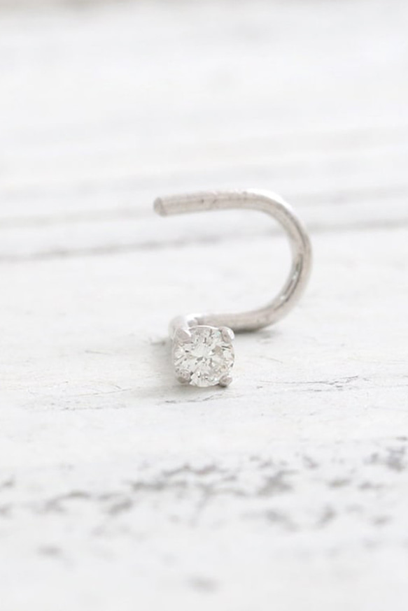 14K金 ゴールド Cz, MOISSANI, ダイヤモンド 鼻ピアス ノーズピアス ス タッド 孔 ネジ穴 ピアス 1枚目の画像