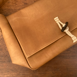 復古切換報紙包肩背包皮革包鞣製皮革棕色 第5張的照片