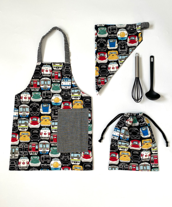 電車フェイス黒⭐︎100〜110子供エプロン、三角巾、巾着の３点セット　 1枚目の画像