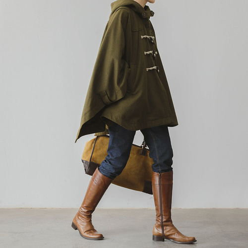 プリーツプリーズ マント風ハーフコート ウィメンズ／ジャケット＆コート – isseymiyake.com
