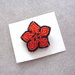 小さな赤いお花のブローチ　ビーズ刺繍 2枚目の画像