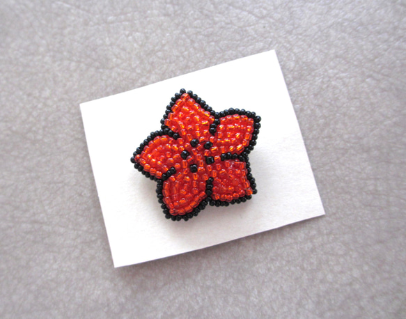 小さな赤いお花のブローチ　ビーズ刺繍 2枚目の画像