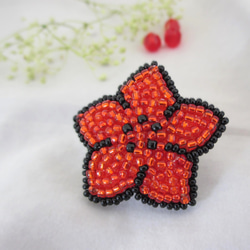 小さな赤いお花のブローチ　ビーズ刺繍 13枚目の画像