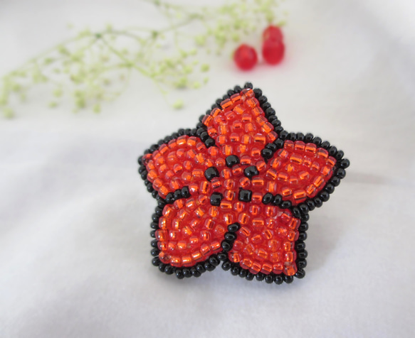 小さな赤いお花のブローチ　ビーズ刺繍 13枚目の画像