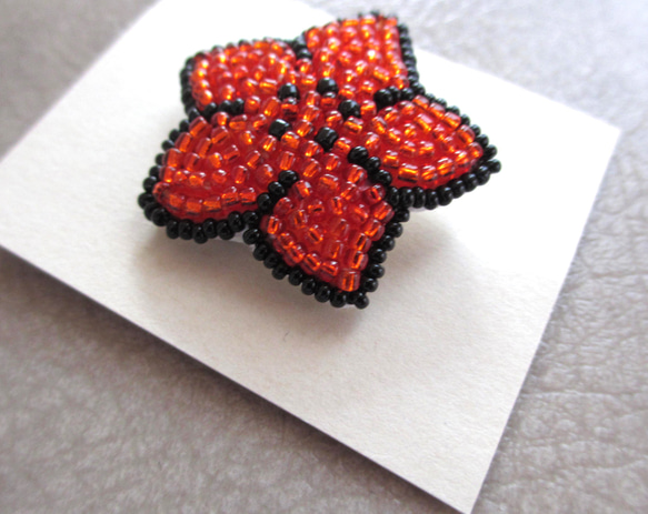 小さな赤いお花のブローチ　ビーズ刺繍 5枚目の画像