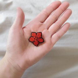 小さな赤いお花のブローチ　ビーズ刺繍 7枚目の画像