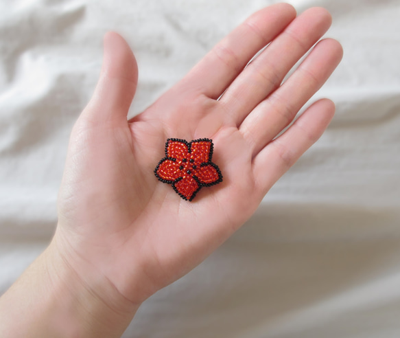 小さな赤いお花のブローチ　ビーズ刺繍 7枚目の画像