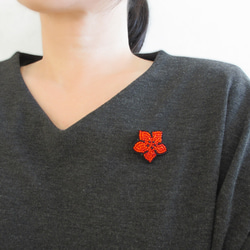 小さな赤いお花のブローチ　ビーズ刺繍 8枚目の画像