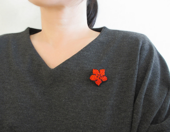 小さな赤いお花のブローチ　ビーズ刺繍 8枚目の画像